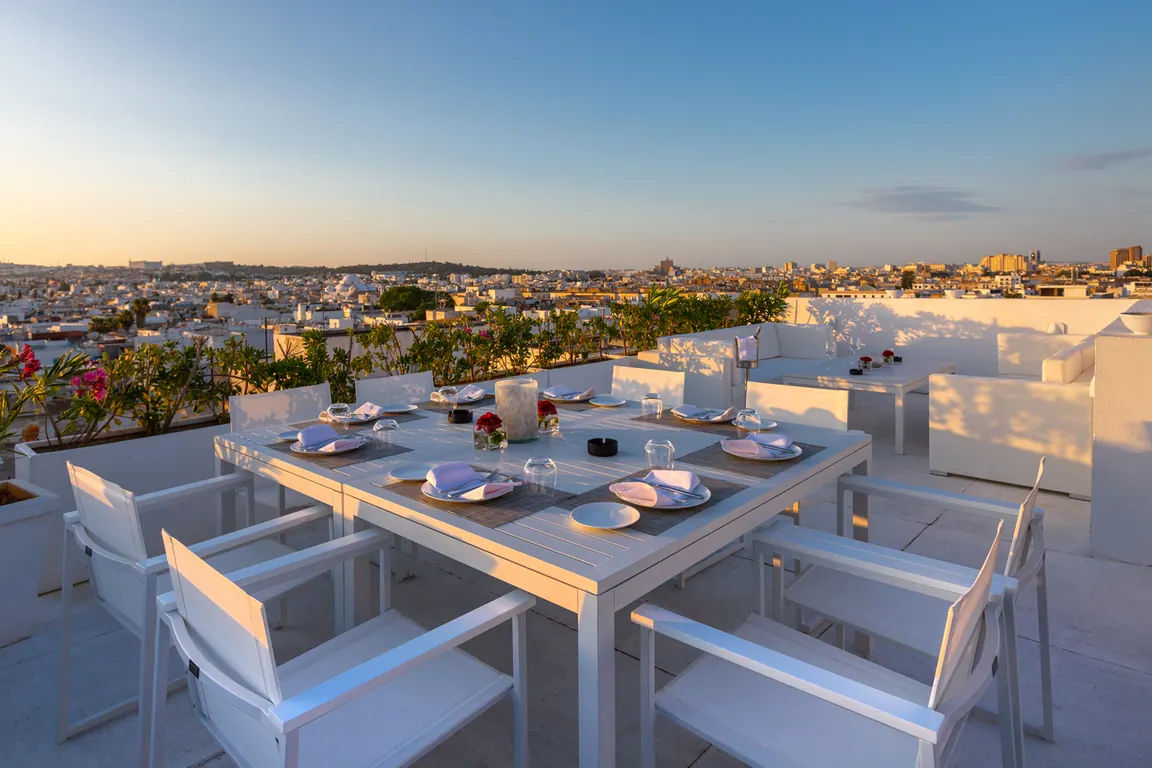 Rooftop de Dar El Jeld avec tables dressées et vue panoramique sur la médina