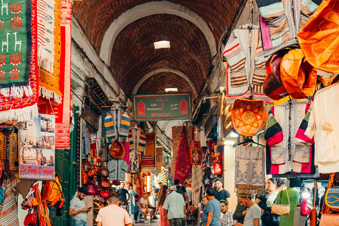 Souk couvert de la médina de Tunis avec tapis et artisanat coloré